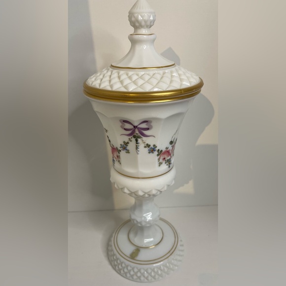 Pristine Vintage Westmoreland Milk Glass Wedding Vase with Gold Trim - Picture 13 of 16